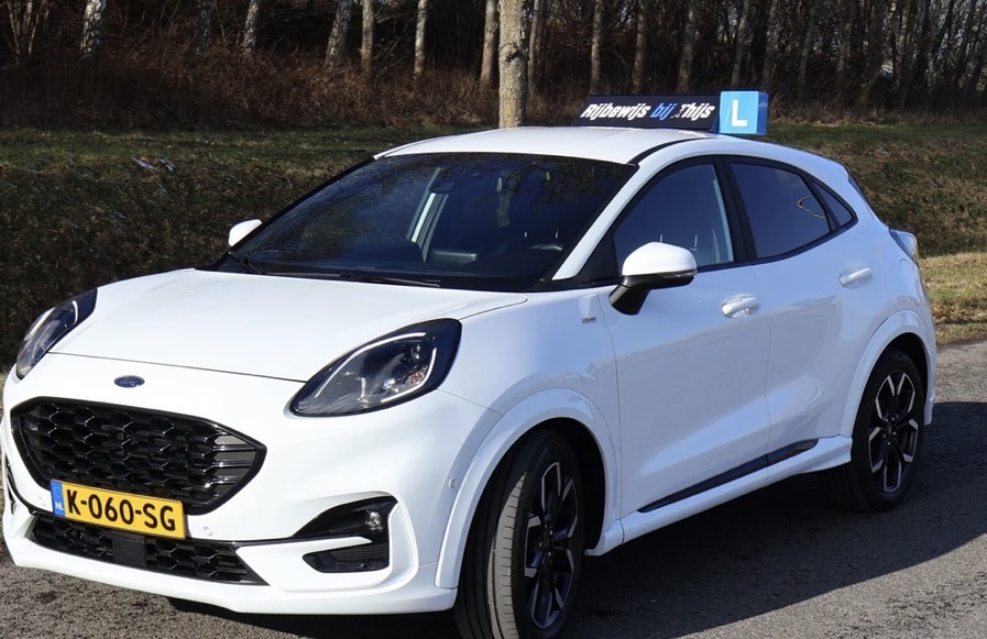 De witte lesauto van Rijbewijs bij Thijs in Assen