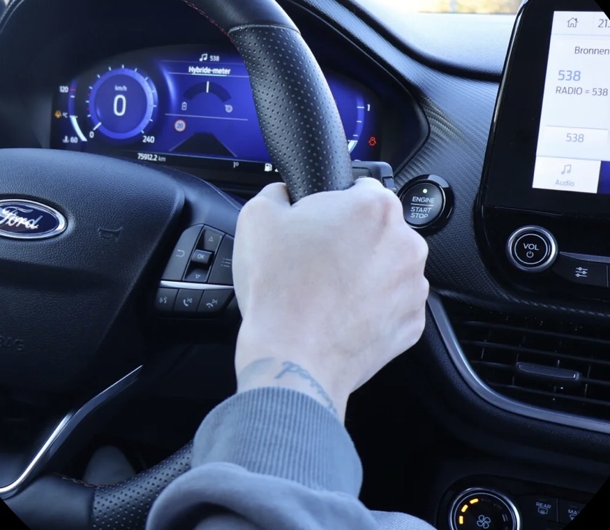 Thijs achter het stuur van de lesauto tijdens een rijles